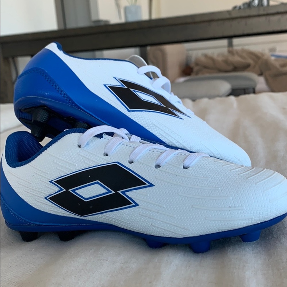 BRAND NEW LOTTO SOCCER CLEATS